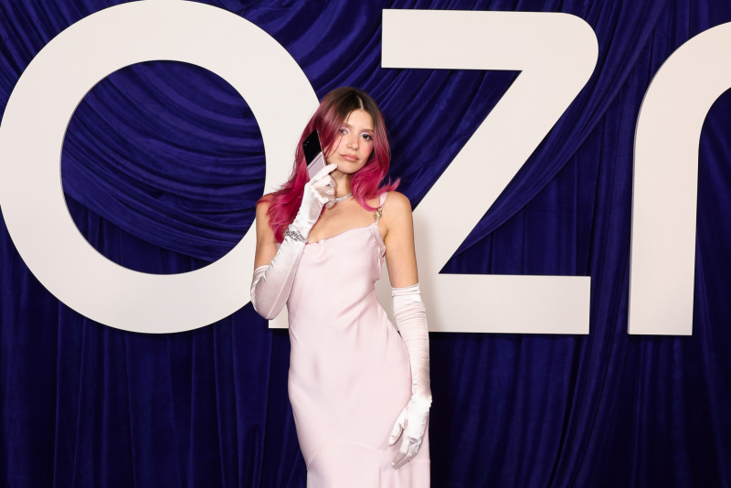 Catarina Tourinho desfila em evento da Motorola em Los Angeles ao lado de Paris Hilton