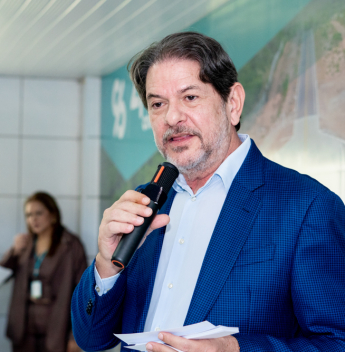 Senador Cid Gomes recebe aceno público à reeleição durante agenda no Ceará