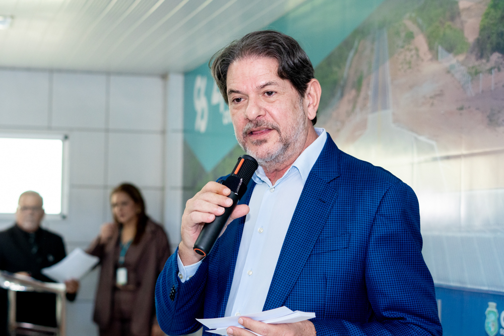 Senador Cid Gomes recebe aceno público à reeleição durante agenda no Ceará