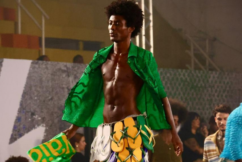 onde tudo começou - Vini Jr. ativa collab com Havaianas em São Gonçalo, no Rio de Janeiro