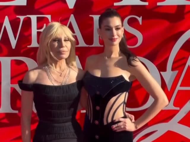 Donatella Versace E Anne Hathaway