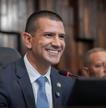 Douglas Ruas assume Alerj oficialmente enquanto STF decide futuro do Executivo