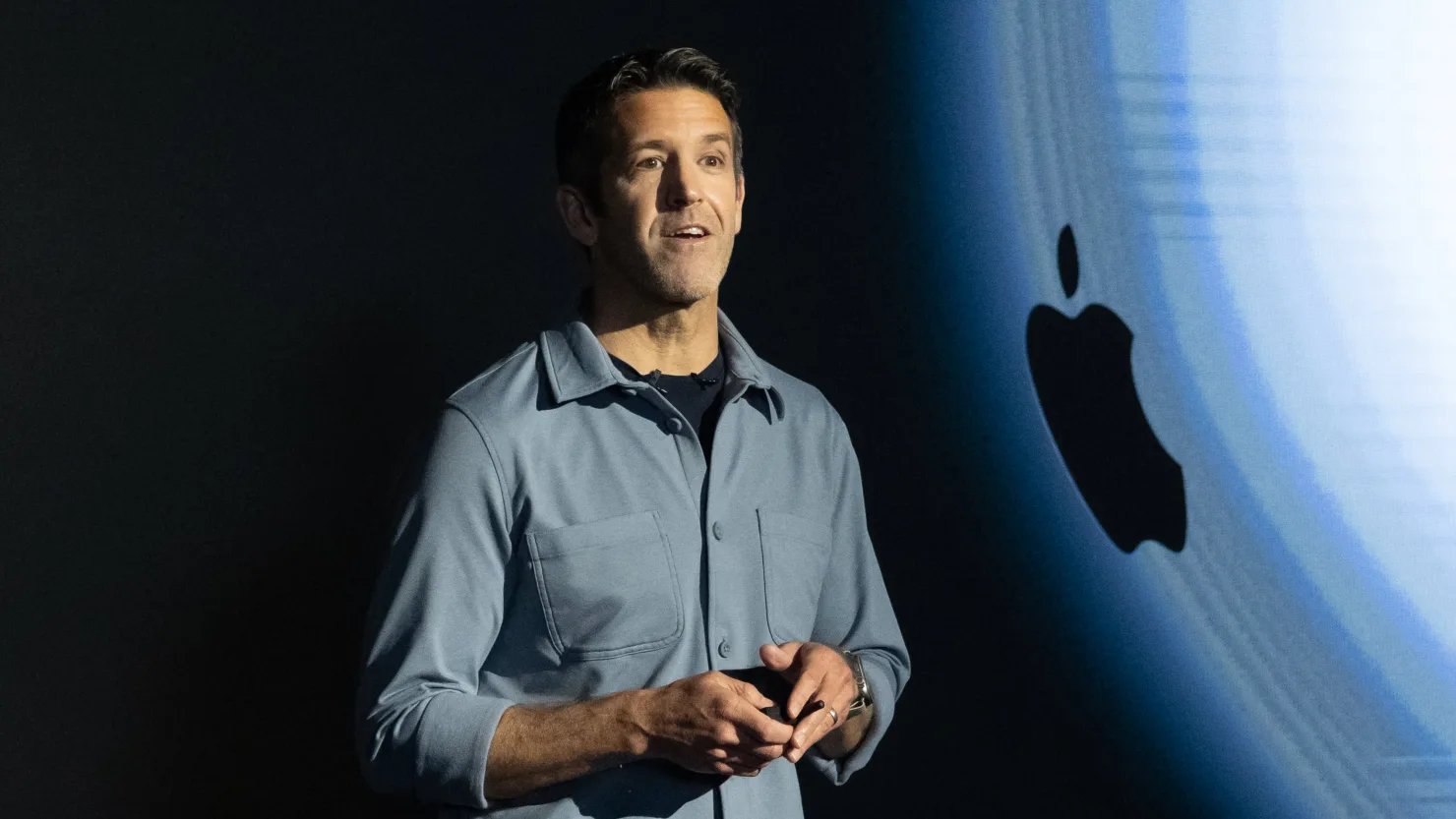 Apple anuncia transição: John Ternus assume como CEO, e Tim Cook fica na presidência do conselho