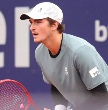 Em jogo emocionante, João Fonseca bate Rinderknech e avança às quartas em Munique