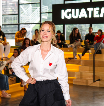 Mariana Ximenes abre programação de talks da Arena Iguatemi na SP-Arte com look Comme des Garçons