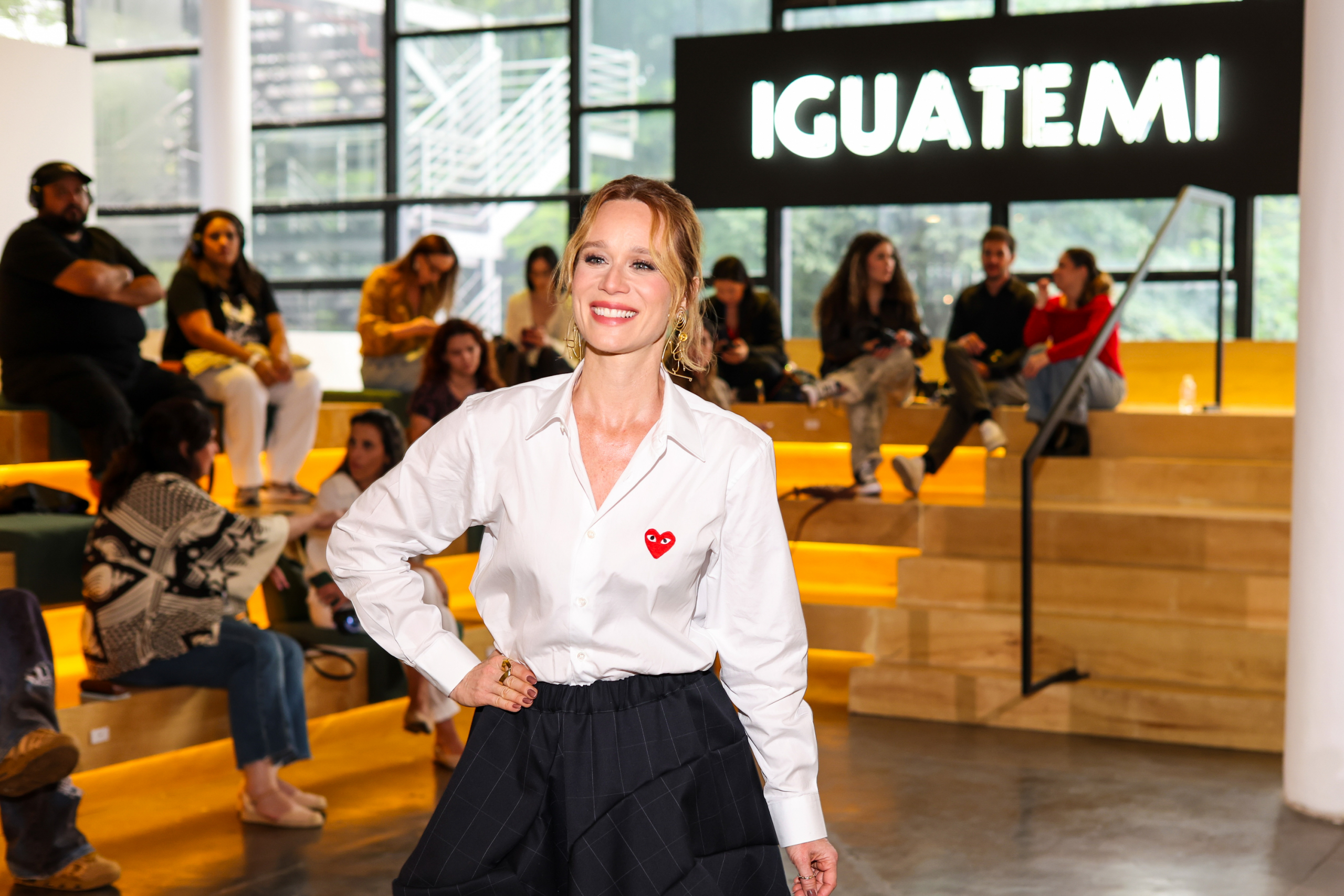 Mariana Ximenes abre programação de talks da Arena Iguatemi na SP-Arte com look Comme des Garçons