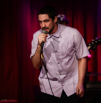 Gabriel Leone sobe ao palco no Rio com show “Minhas lágrimas” e apresenta repertório autoral