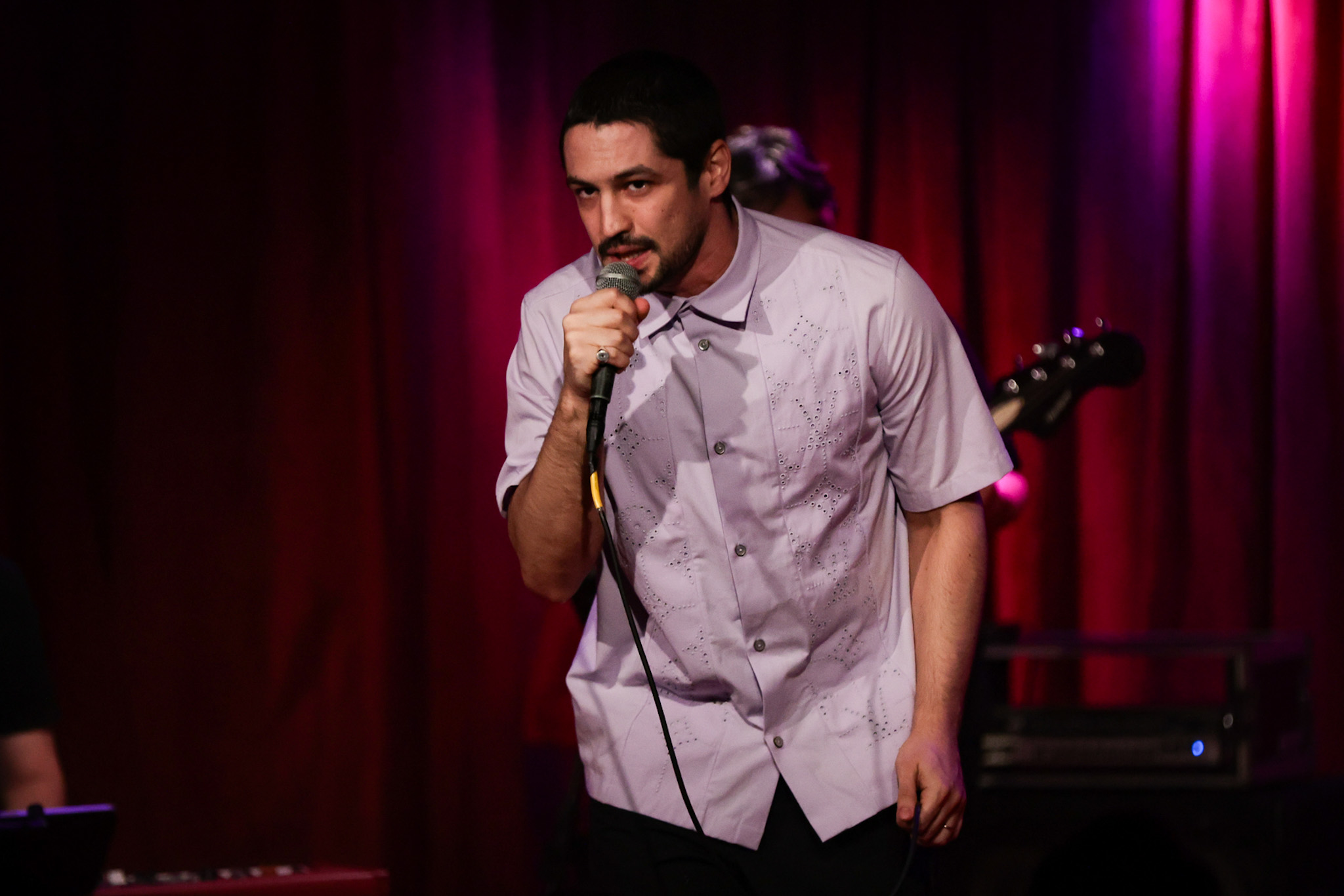 Gabriel Leone sobe ao palco no Rio com show “Minhas lágrimas” e apresenta repertório autoral