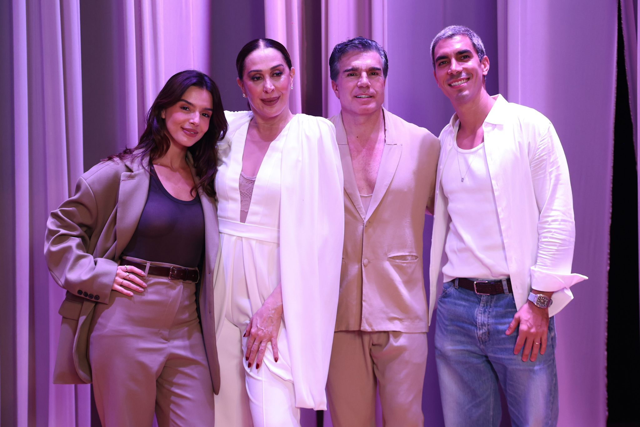 Claudia Raia e Jarbas Homem de Mello estreiam peça “Cenas da Menopausa” no Rio com celebridades na plateia