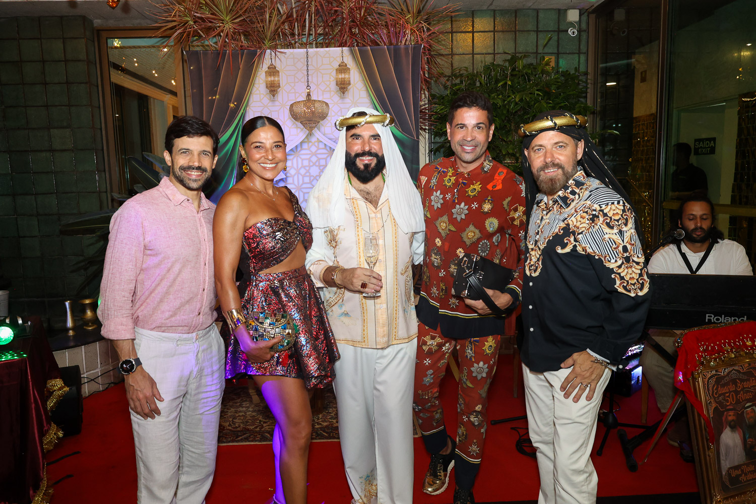 Eduardo Brandão celebra 50 anos com festa temática no rooftop do Tiffany’s, em Ipanema