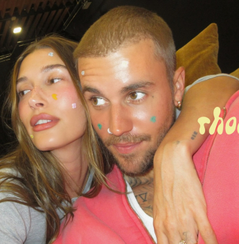 Justin e Hailey Bieber apresentam ‘Spotwear’ e levam skincare para o universo fashion dos festivais