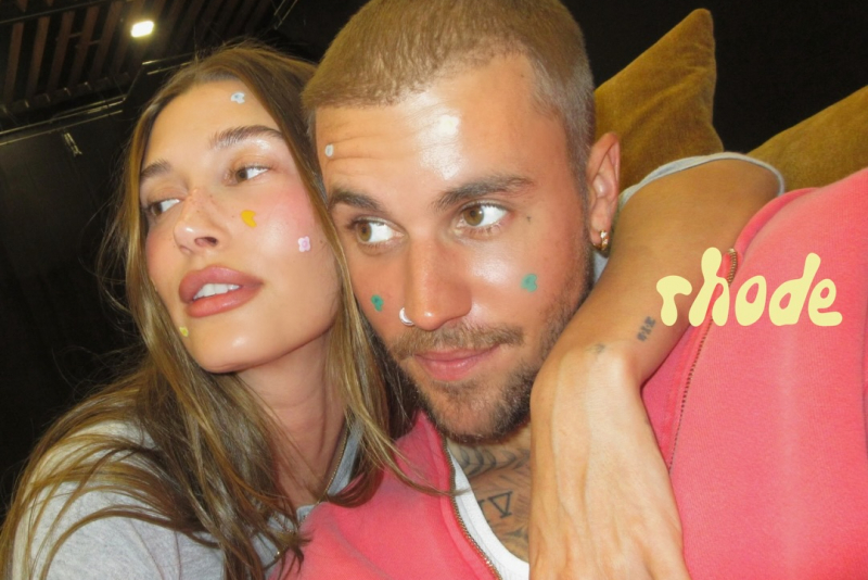 Justin e Hailey Bieber apresentam ‘Spotwear’ e levam skincare para o universo fashion dos festivais