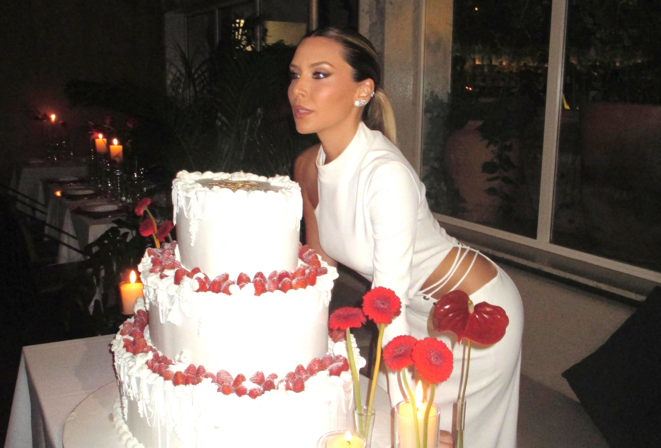 Helena Silvarolli reúne nomes do circuito fashion em noite vintage em São Paulo