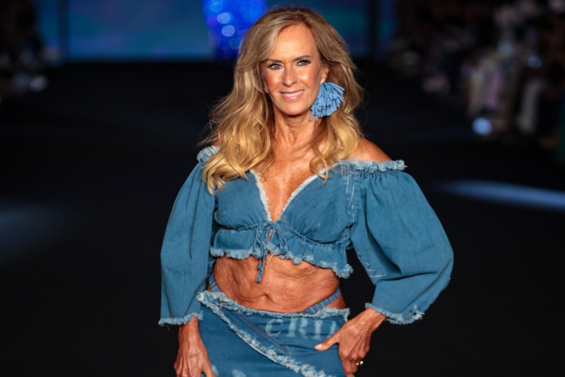 Passarela carioca - Rio Fashion Week 2026: Helô Pinheiro e Deborah Secco marcam o terceiro dia de desfiles no Píer Mauá