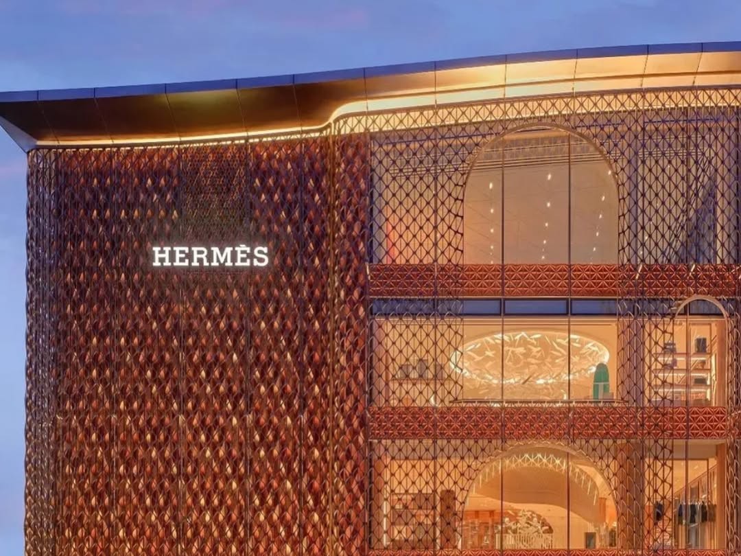 Hermès inaugura nova flagship em Pequim e transforma arquitetura em ativo de poder no luxo