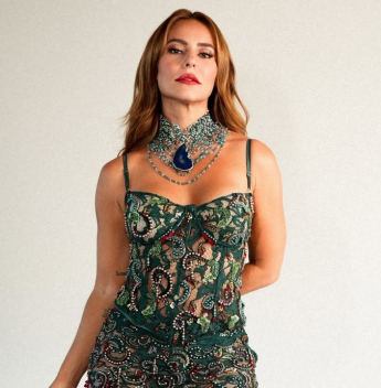 Em ritmo de samba, Paolla Oliveira transforma aniversário em vitrine de moda autoral