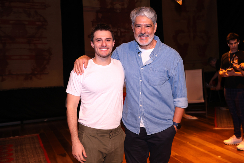 William Bonner e convidados movimentam estreia de Hugo Bonèmer no espetáculo “O Talentoso Ripley”