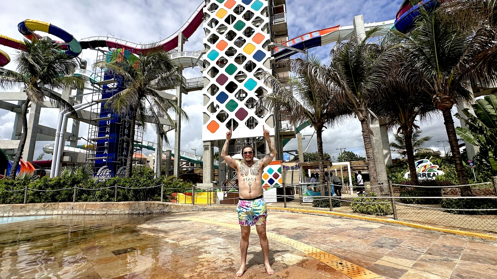 Whindersson Nunes aproveita dia no Beach Park durante passagem por Fortaleza