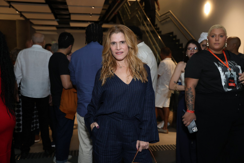 Expressão e Ruptura - Taís Araújo estreia monólogo “Mudando de Pele” no Rio de Janeiro com plateia de artistas