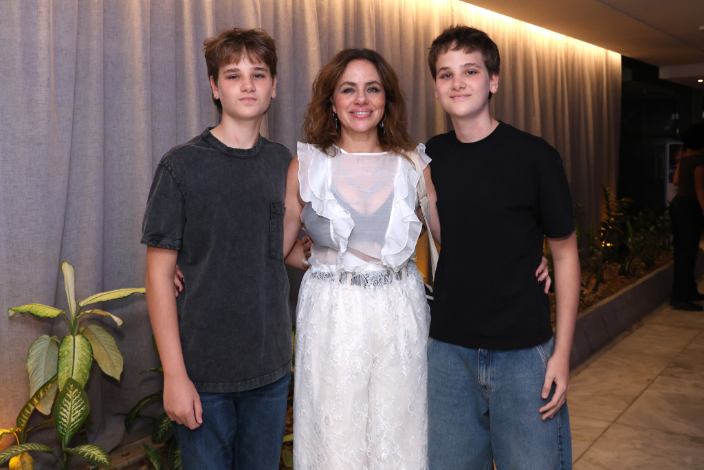 Karine Teles E Seus Filhos Francisco E Arrhur