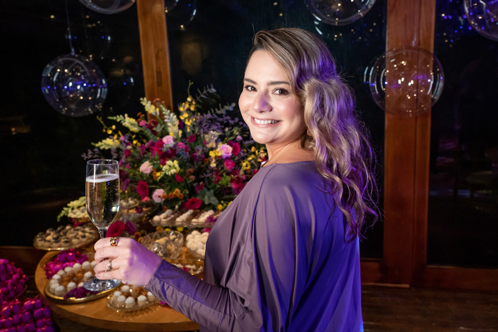 Karla Rodrigues brinda os 40 anos em noite all black no Colosso