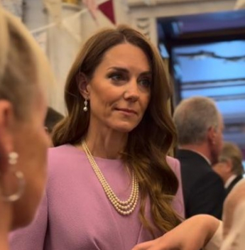 Kate Middleton homenageia Elizabeth II com joias históricas em recepção no Palácio de Buckingham