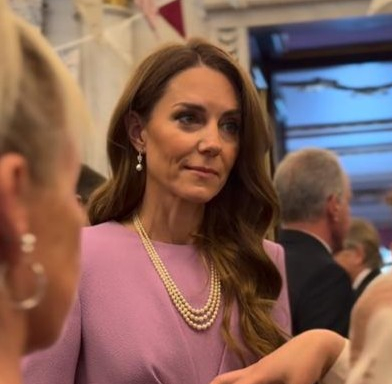 Kate Middleton homenageia Elizabeth II com joias históricas em recepção no Palácio de Buckingham