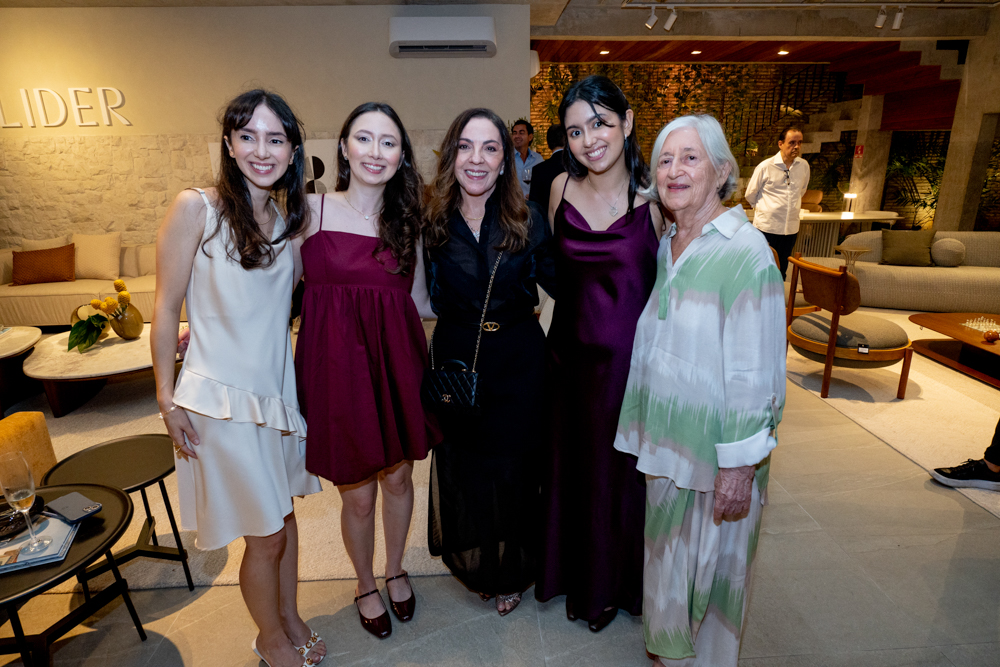 Letícia E Marília Cidrão, Regina Vieira, Lilian Cidrão E Maria Izaura