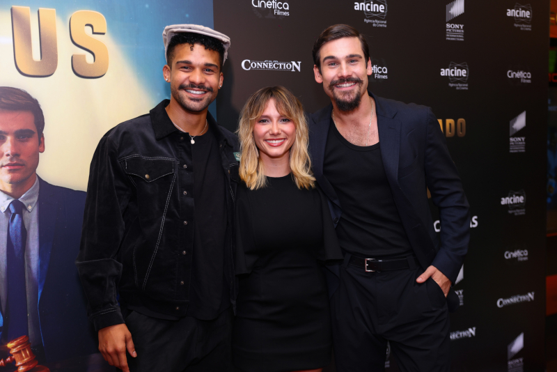 IN RIO - Nicolas Prattes leva a família à pré-estreia do filme “O Advogado de Deus”