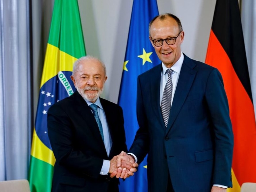 Luiz Inácio Lula da Silva desembarca na Alemanha e reforça eixo Brasil–Europa em indústria e tecnologia