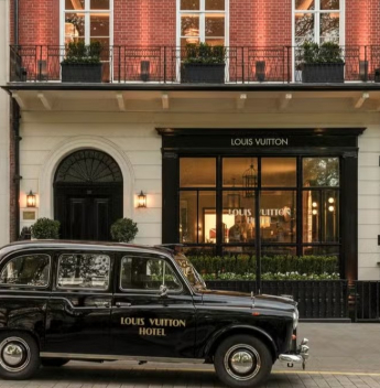 Louis Vuitton ocupa townhouse em Londres com projeto imersivo e foco em experiência de marca