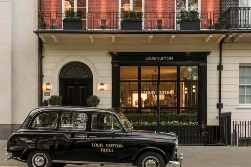 Louis Vuitton ocupa townhouse em Londres com projeto imersivo e foco em experiência de marca