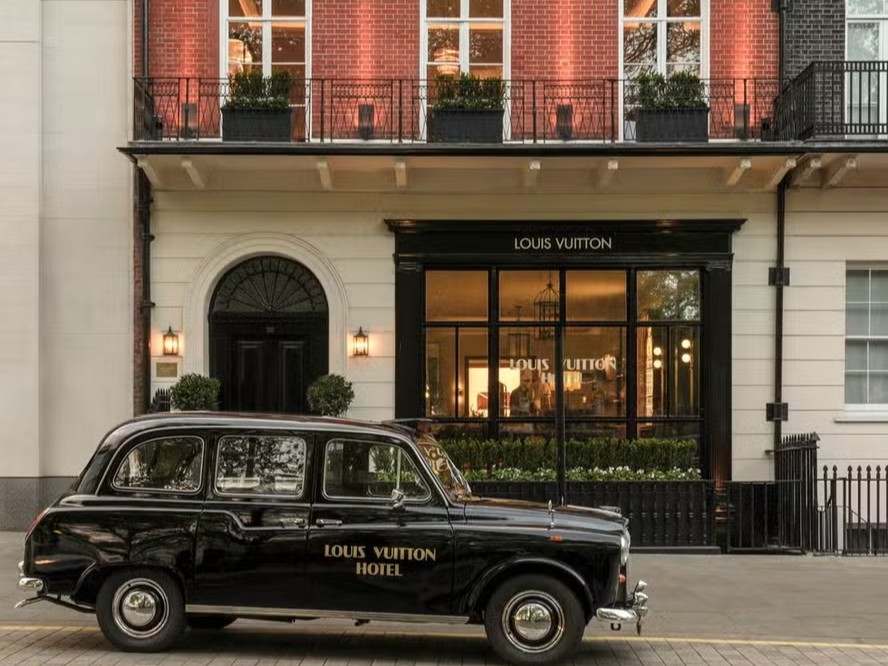 Louis Vuitton ocupa townhouse em Londres com projeto imersivo e foco em experiência de marca