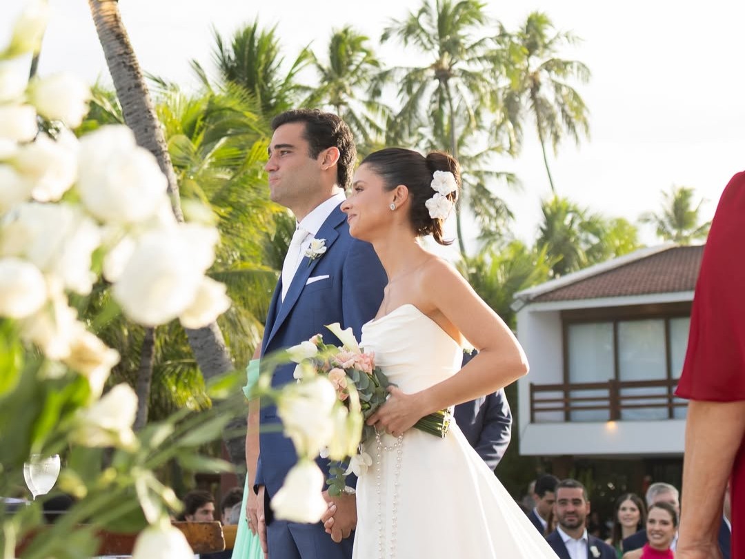Em Pernambuco, Mariana Serafini e Eduardo Galvão celebram casamento à beira-mar