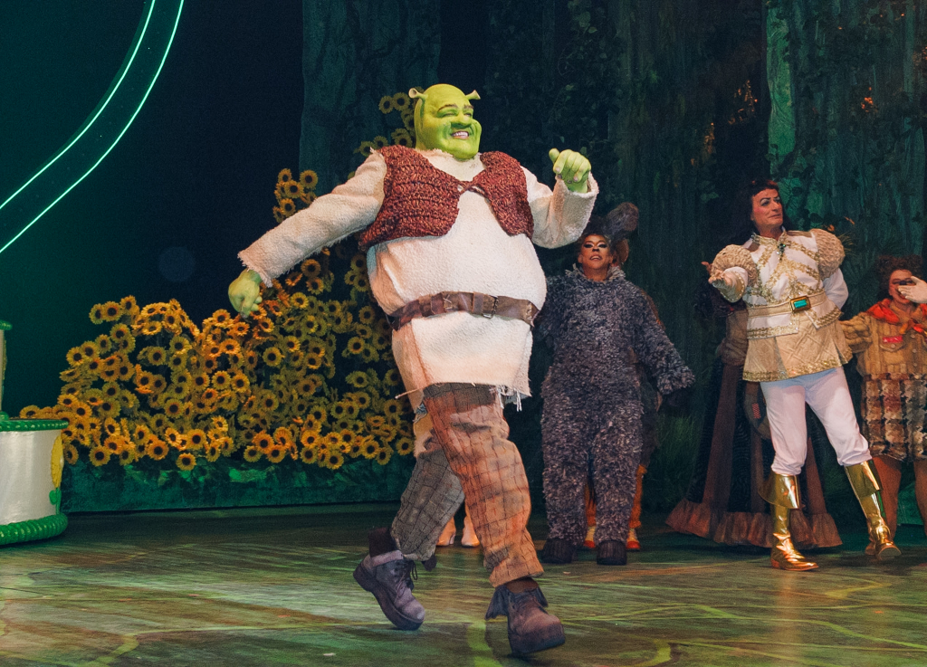 Elenco e convidados prestigiam pré-estreia de Shrek