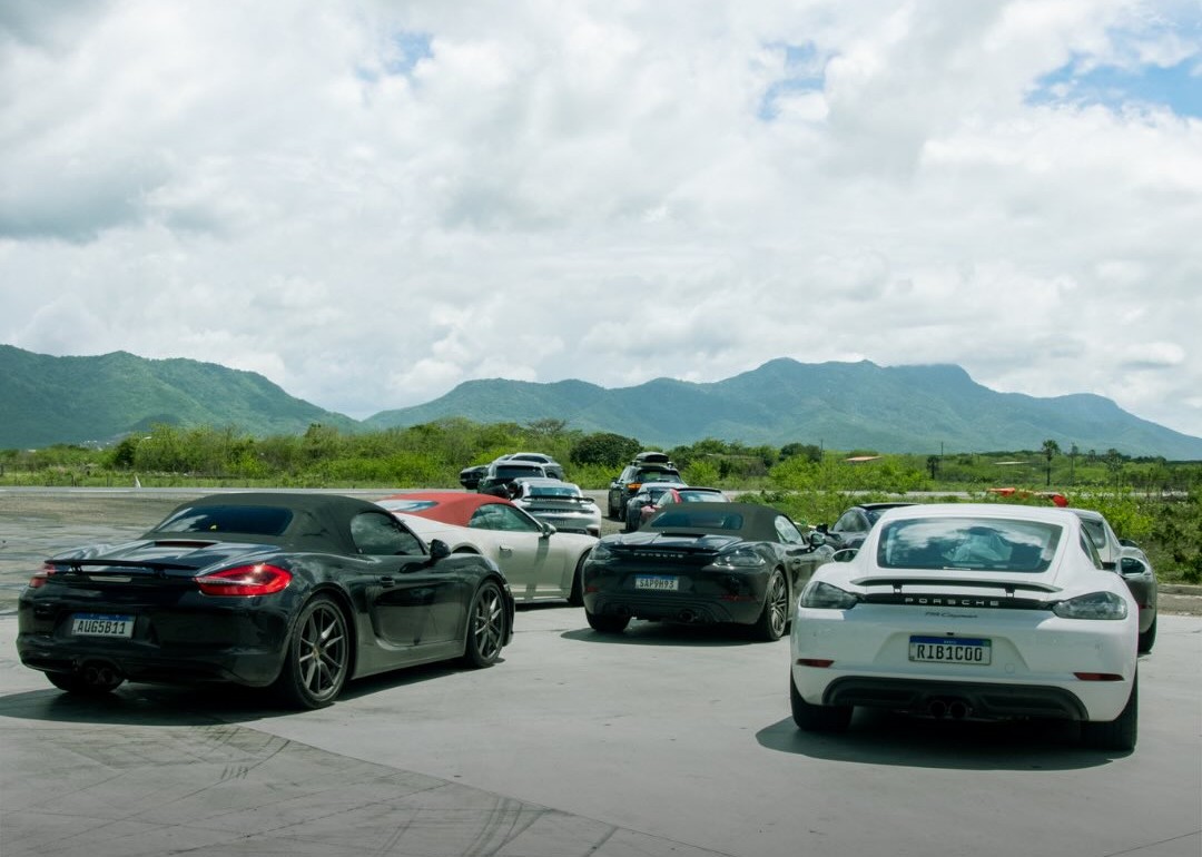 Porsche Club Ceará promove experiência premium em comboio rumo ao Fortim