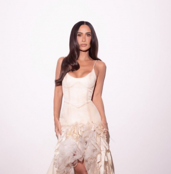 Silvia Braz apresenta categoria em premiação de moda e aposta em look de Helô Rocha