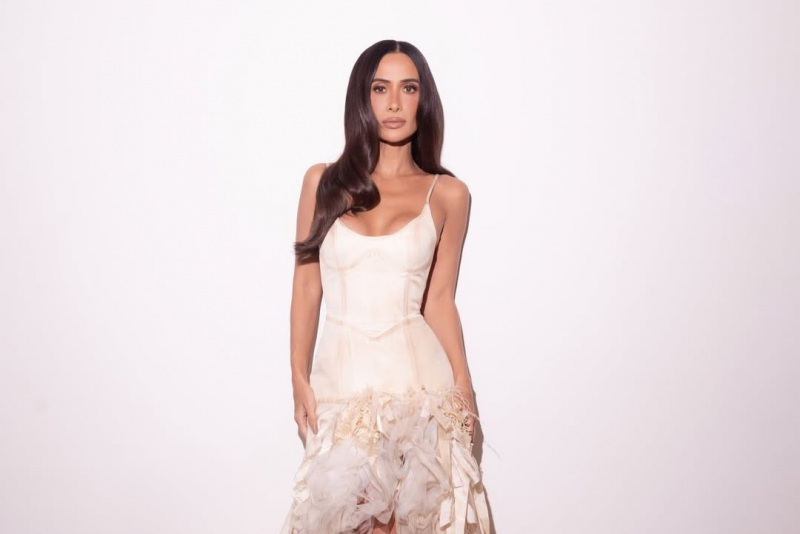 Silvia Braz apresenta categoria em premiação de moda e aposta em look de Helô Rocha