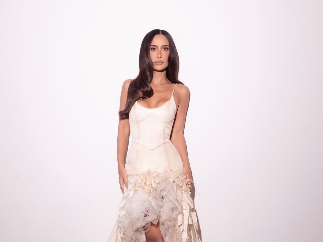 Silvia Braz apresenta categoria em premiação de moda e aposta em look de Helô Rocha