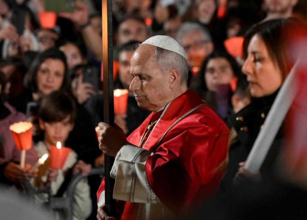 Leão XIV carrega a cruz e conduz sua primeira Via-Sacra no Coliseu de Roma