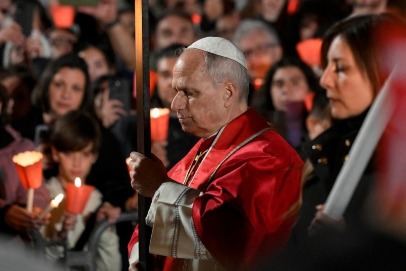 Leão XIV carrega a cruz e conduz sua primeira Via-Sacra no Coliseu de Roma