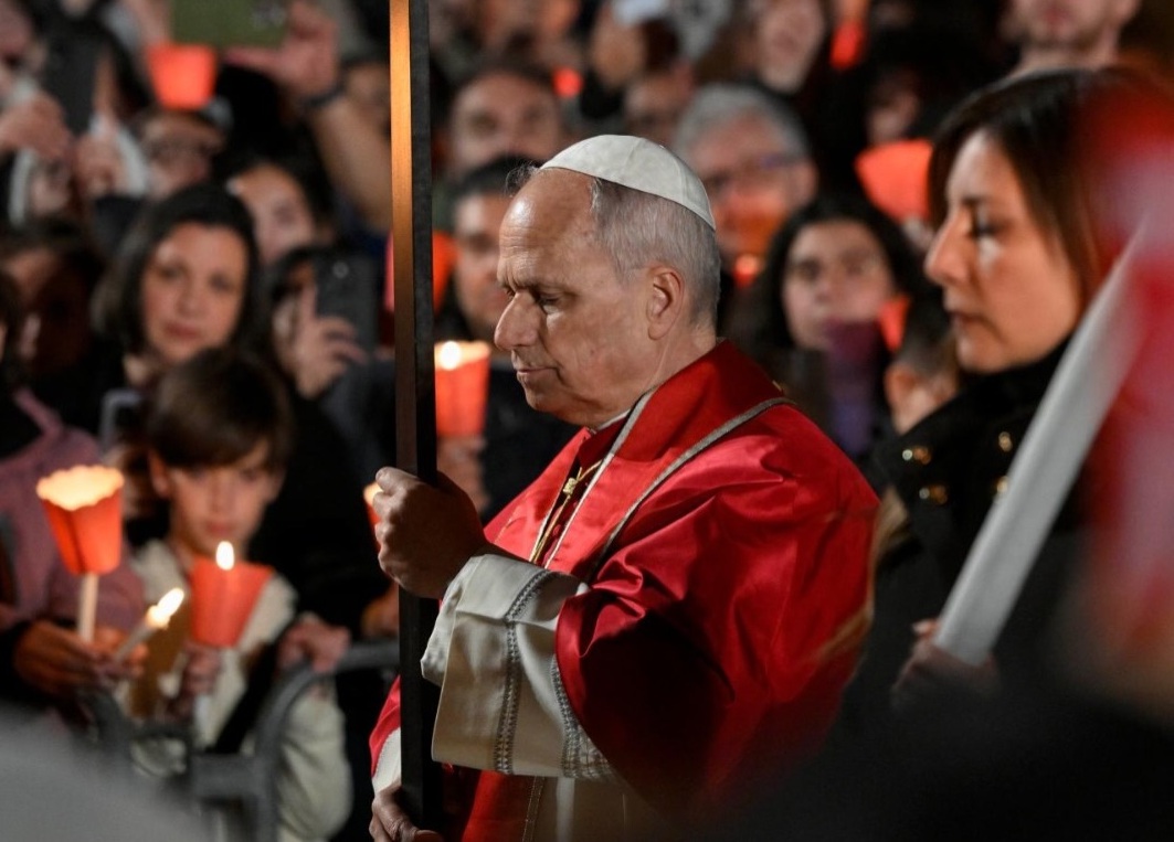 Leão XIV carrega a cruz e conduz sua primeira Via-Sacra no Coliseu de Roma