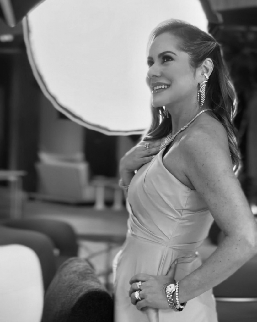 Por Trás Das Câmeras, A Leveza Encontra A Verdadeira Classe.em Preto E Branco, A Elegância Ganha (1)