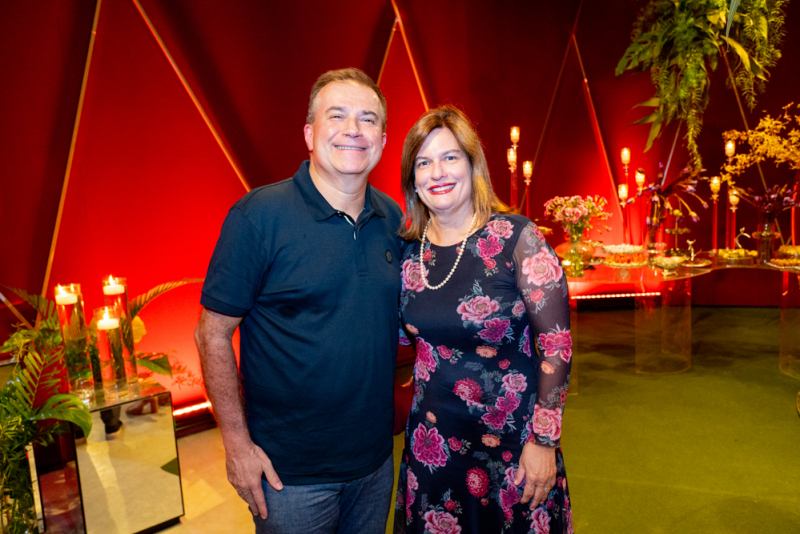 Noche Memorable - Cecilia Seligmann brinda aos 50 anos em celebração sofisticada no L’Ô 142