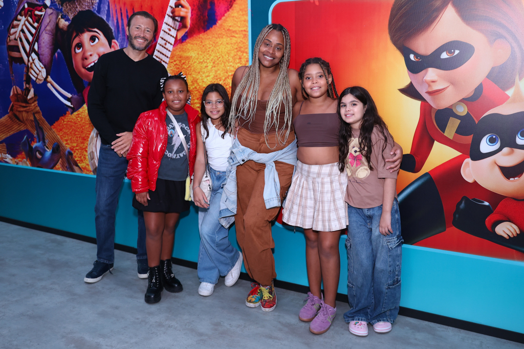 Roberta Rodrigues, O Marido Guilherme, A Filha Linda Flor E As Amigas Malissa, Mariah E Manuela 1