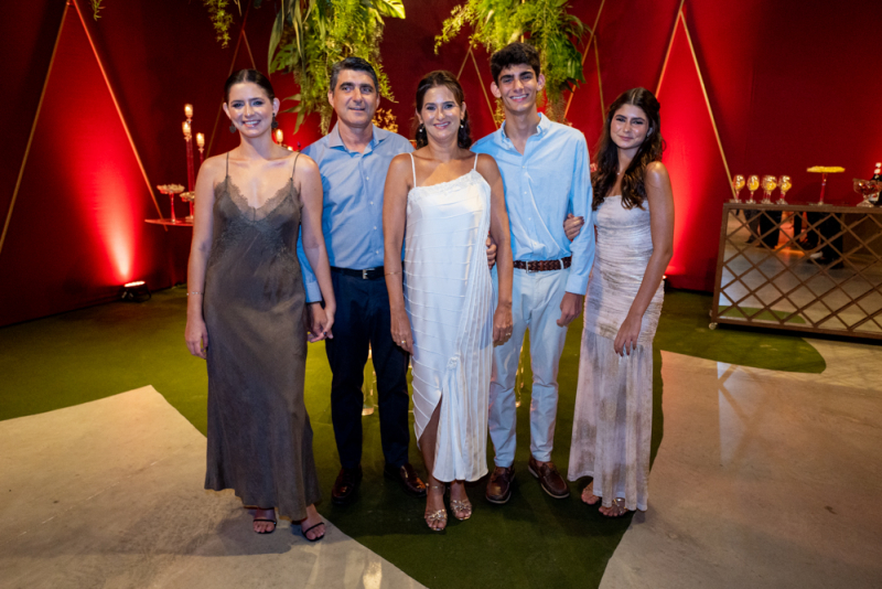 Noche Memorable - Cecilia Seligmann brinda aos 50 anos em celebração sofisticada no L’Ô 142