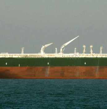 Irã volta a fechar Estreito de Ormuz e eleva tensão global com ameaça direta aos EUA