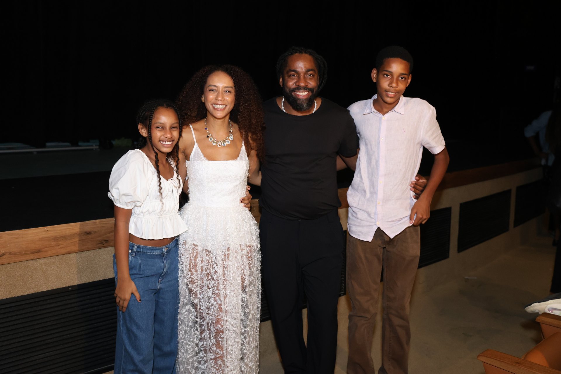 Taís Araújo estreia monólogo “Mudando de Pele” no Rio de Janeiro com plateia de artistas