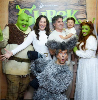 Musical Shrek recebe Claudia Raia, Fernanda Lima e Daniel com os filhos na capital paulista