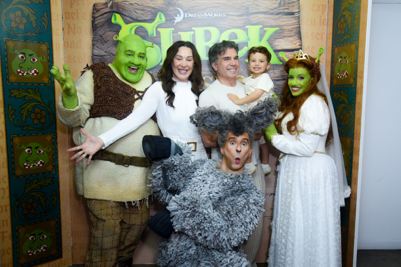 Em sessão em São Paulo, musical Shrek recebe Claudia Raia, Fernanda Lima e Daniel com os filhos